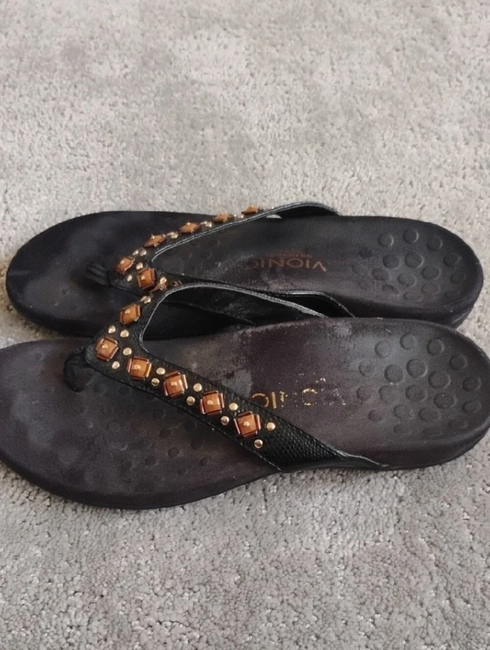 Vionic Black Sandal Thongs with Brown Gem Accents. Women's 8.
